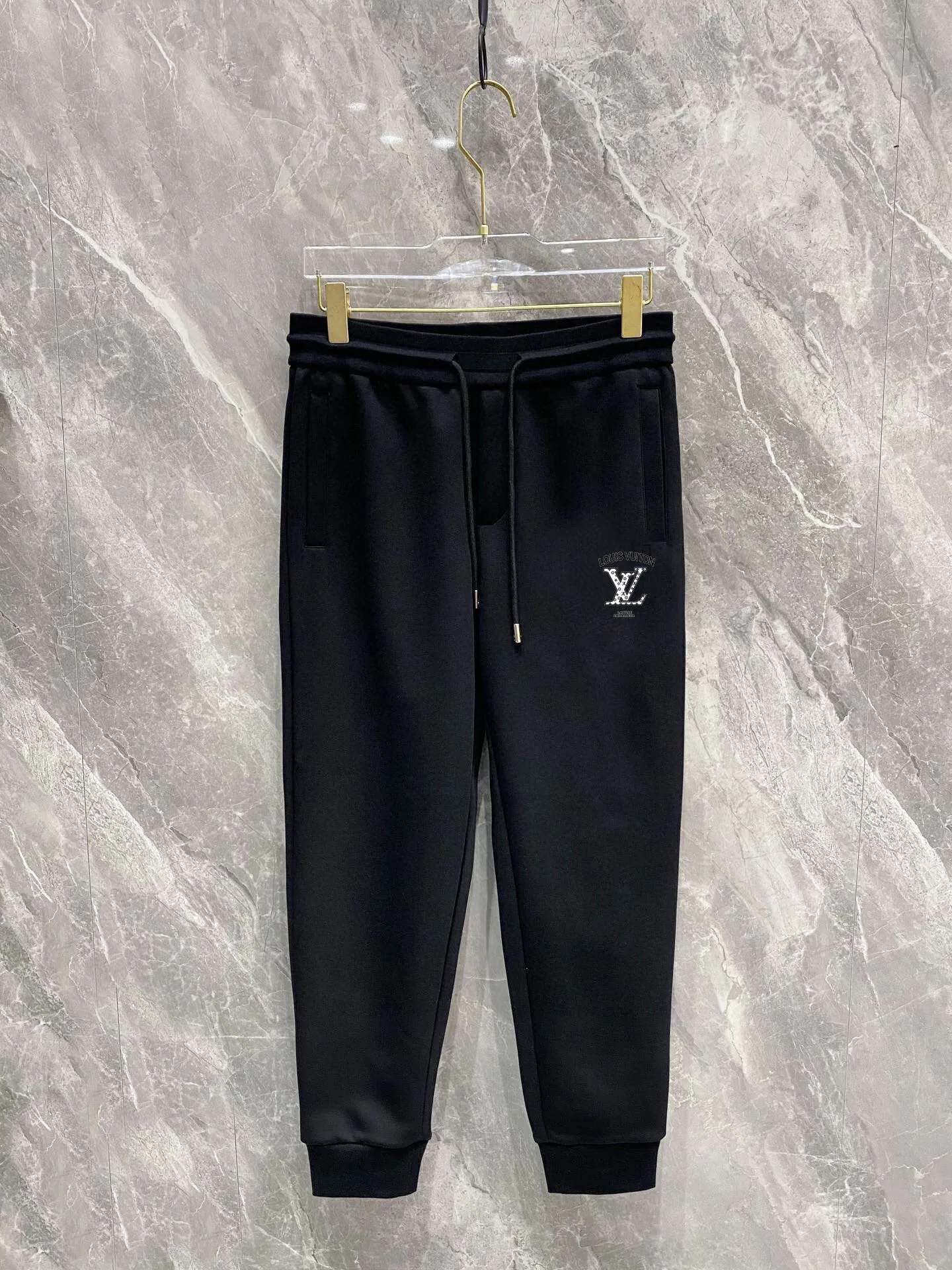 🅿️420 [LV Louis Vuitton] (Fat Man Gospel) hot-selling suit is coming. Focus on the original version of the official website. 2025 new hot-selling cardigan sweater suit. The original order is the best. 🇭🇰The meticulous work of top designers is dedicated to a fitting and perfect upper body effect. All-natural high-quality Roman cotton 100%, close-fitting comfort, noble and elegant! Original hardware embodies elegance and nobility! Counter size: M-5XL (maximum wear up to 220 pounds)